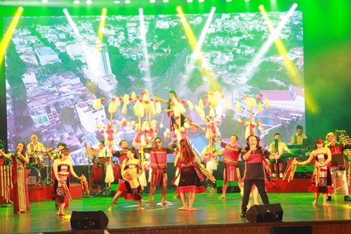 Plus d un millier d artistes au Festival national de musique et de danse à Dak Lak